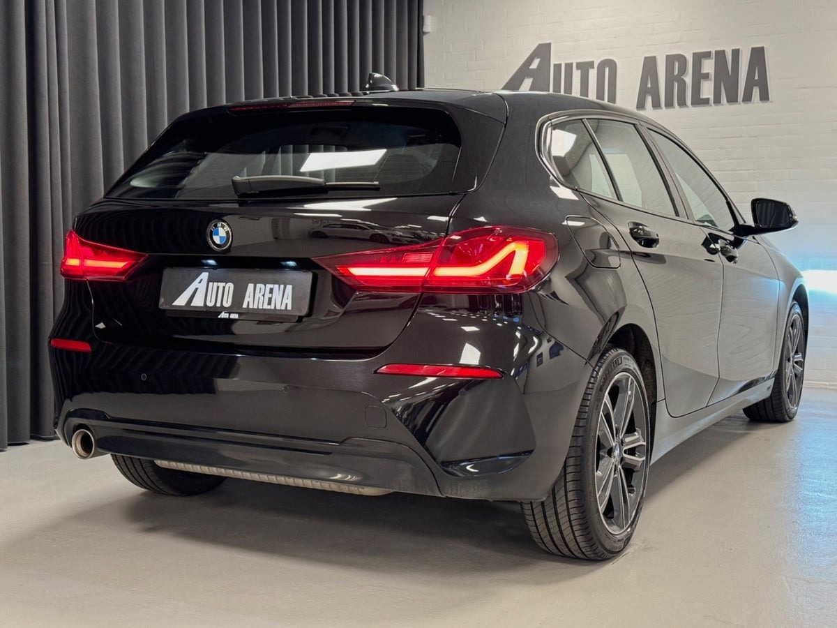 Sort BMW 118i fra 2020