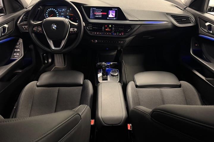 Sort BMW 118i fra 2020