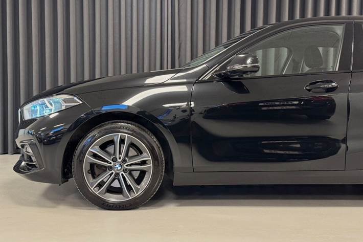 Sort BMW 118i fra 2020