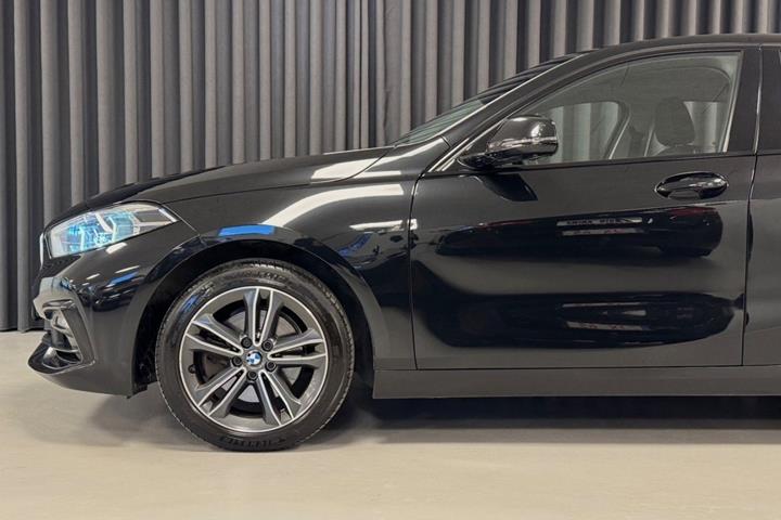Sort BMW 118i fra 2020
