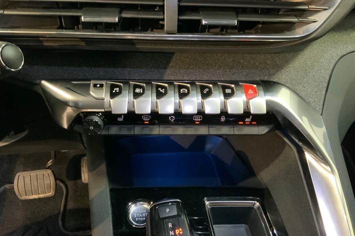 Grå Peugeot 3008 fra 2021