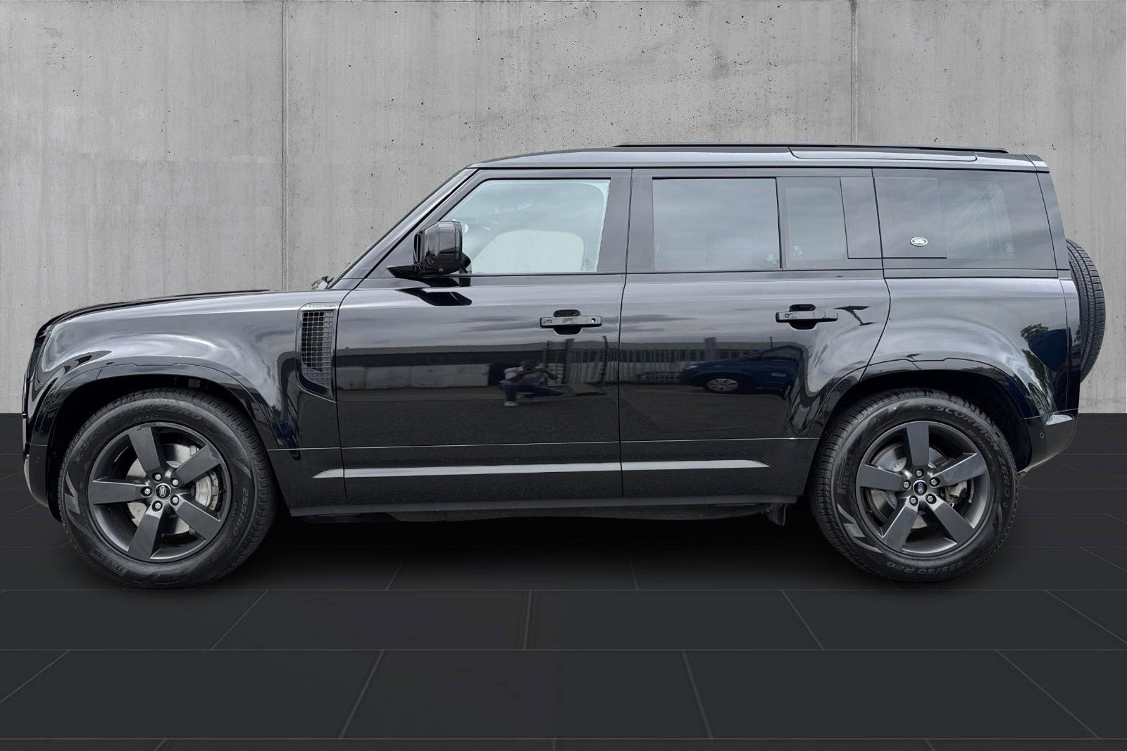 Sort Land Rover Defender 110 fra 2023