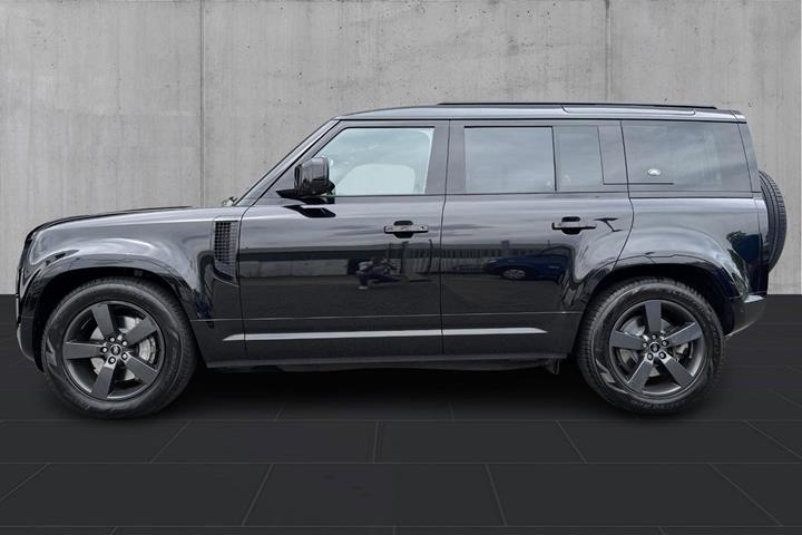 Sort Land Rover Defender 110 fra 2023