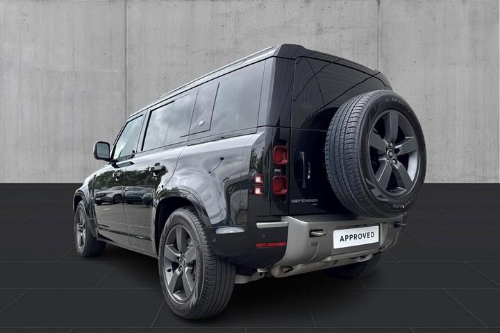 Sort Land Rover Defender 110 fra 2023