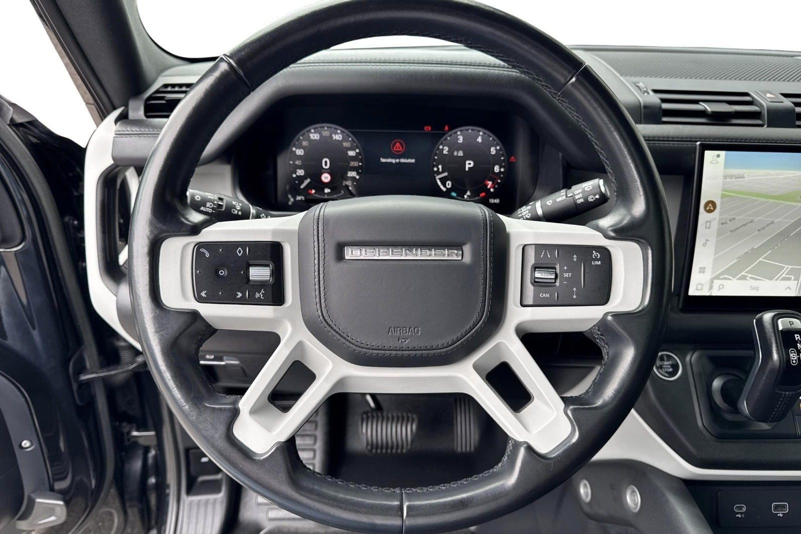 Sort Land Rover Defender 110 fra 2023