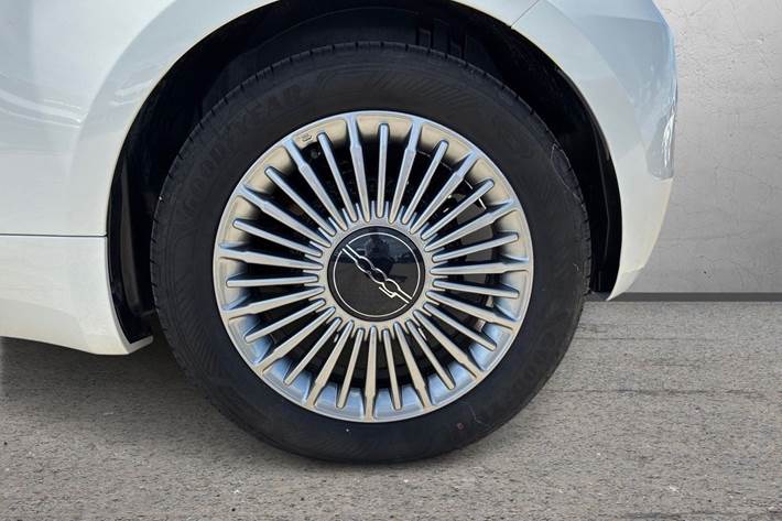 Hvid Fiat 500e fra 2023
