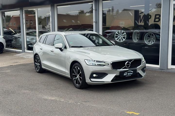 Beige Volvo V60 fra 2020