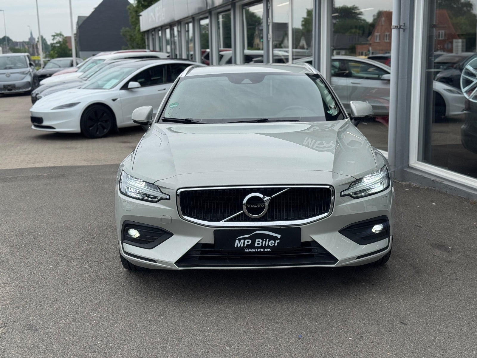 Beige Volvo V60 fra 2020