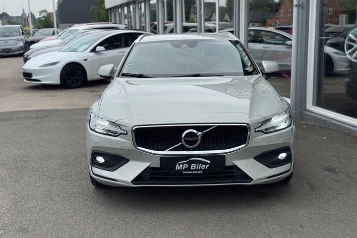 Beige Volvo V60 fra 2020