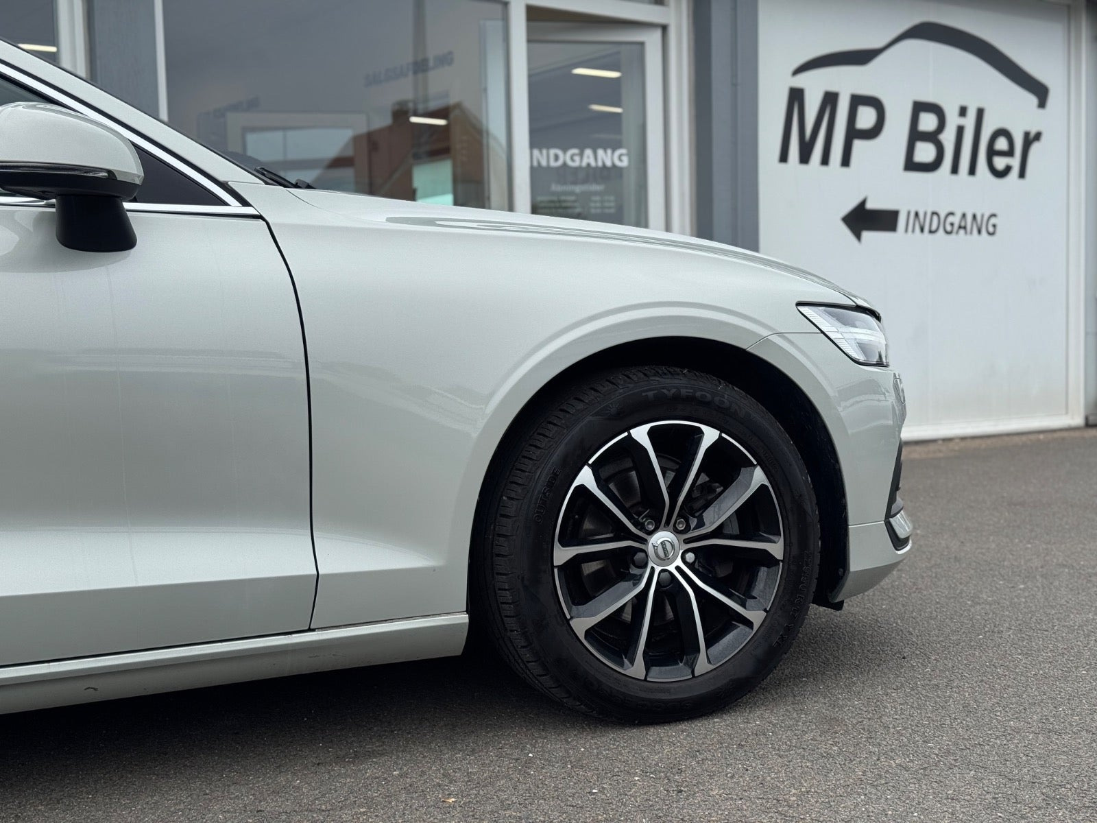 Beige Volvo V60 fra 2020