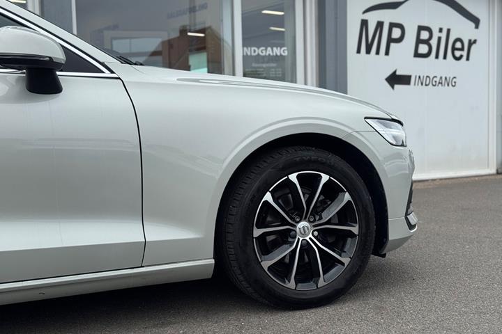 Beige Volvo V60 fra 2020