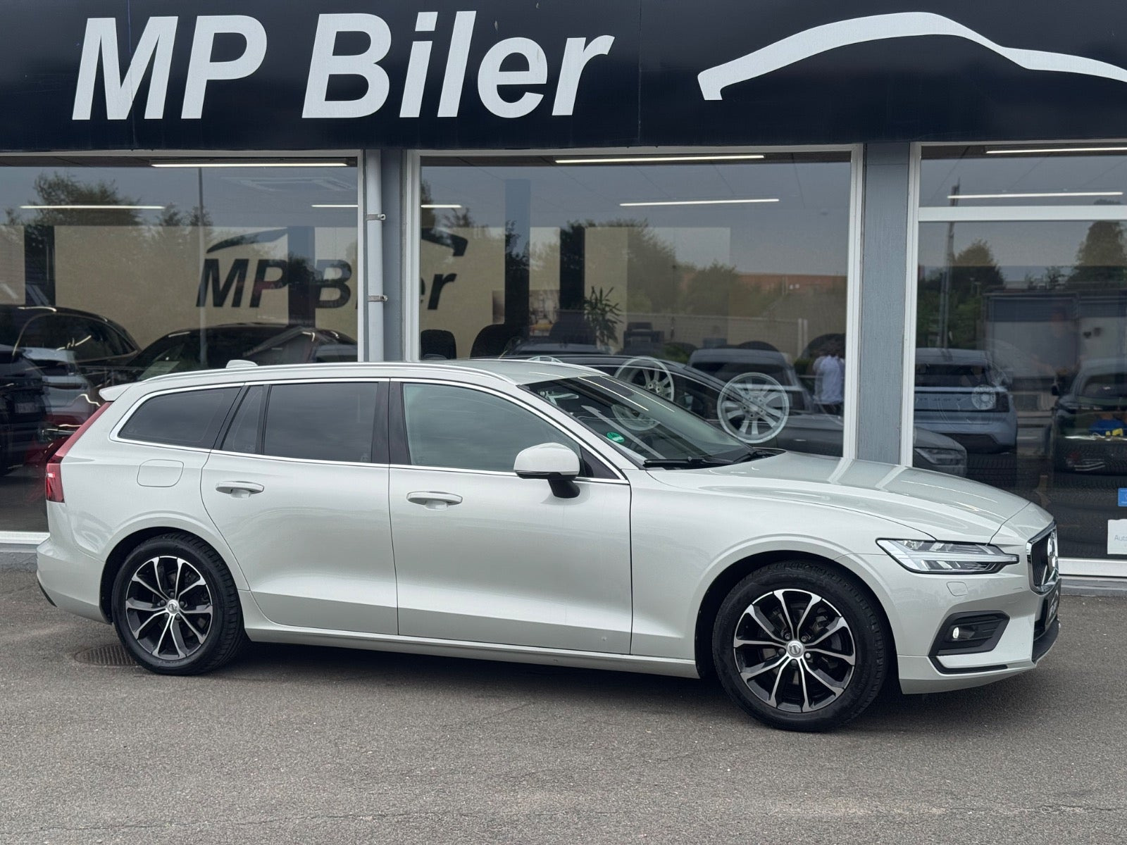 Beige Volvo V60 fra 2020