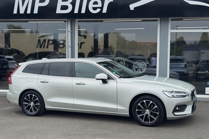Beige Volvo V60 fra 2020