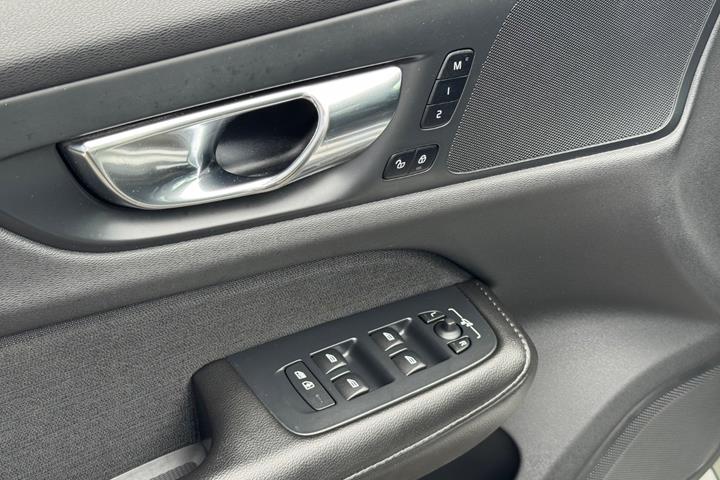 Beige Volvo V60 fra 2020