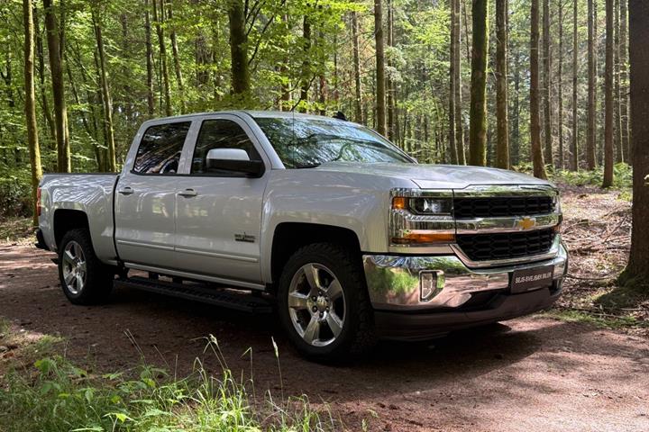 Sølv Chevrolet Silverado 1500 fra 2018 set udefra