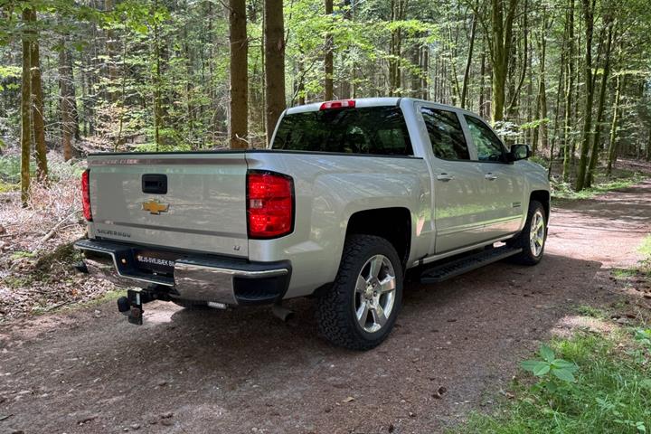 Sølv Chevrolet Silverado 1500 fra 2018 set udefra