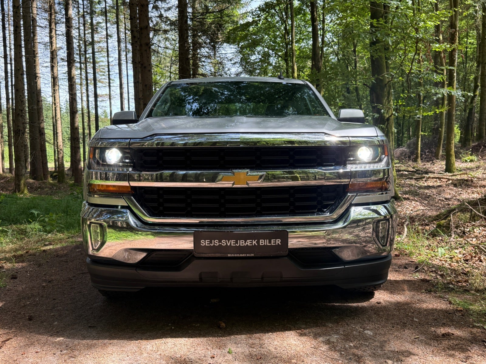 Sølv Chevrolet Silverado 1500 fra 2018 set udefra