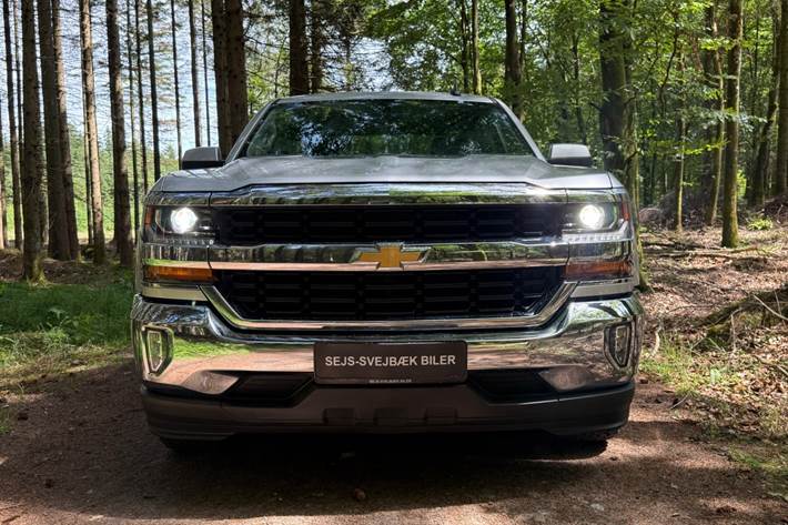 Sølv Chevrolet Silverado 1500 fra 2018 set udefra