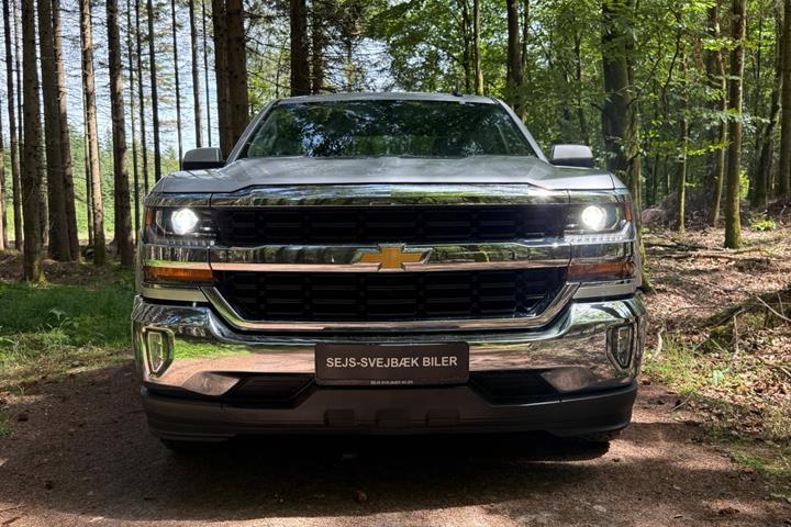 Sølv Chevrolet Silverado 1500 fra 2018 set udefra