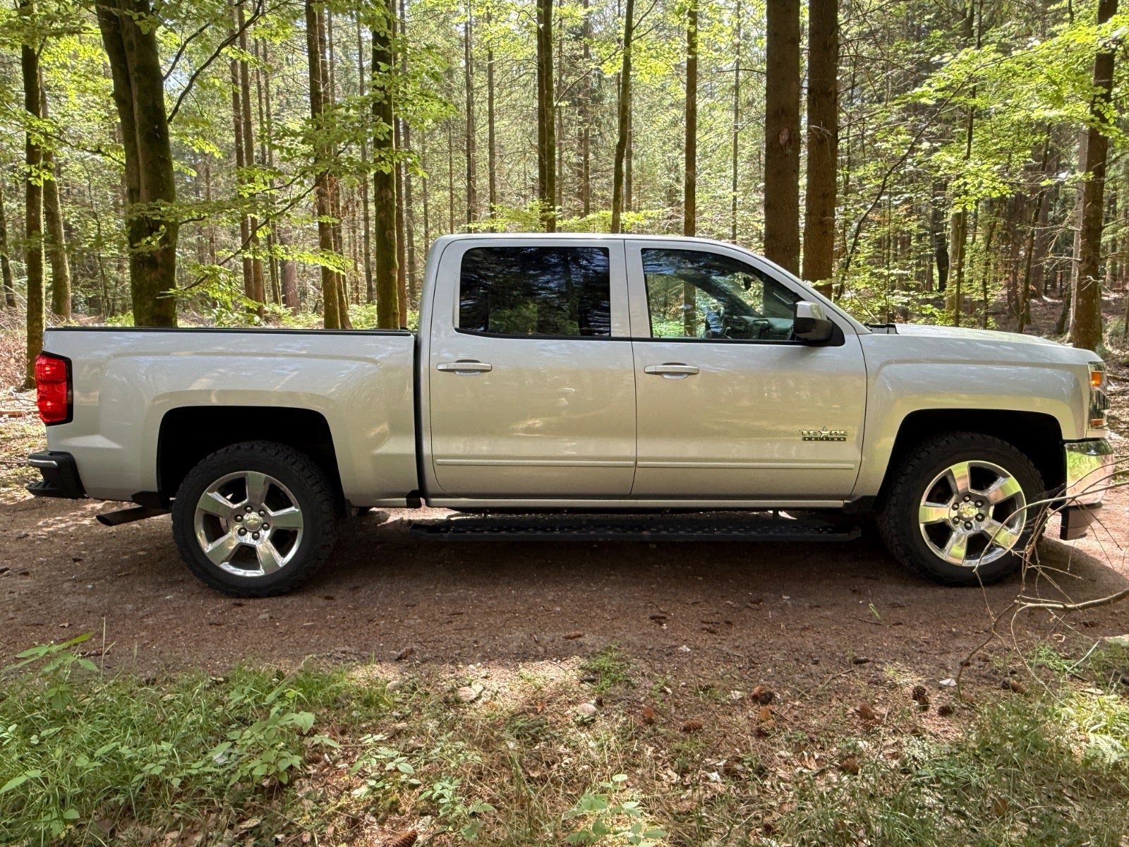 Sølv Chevrolet Silverado 1500 fra 2018 set udefra