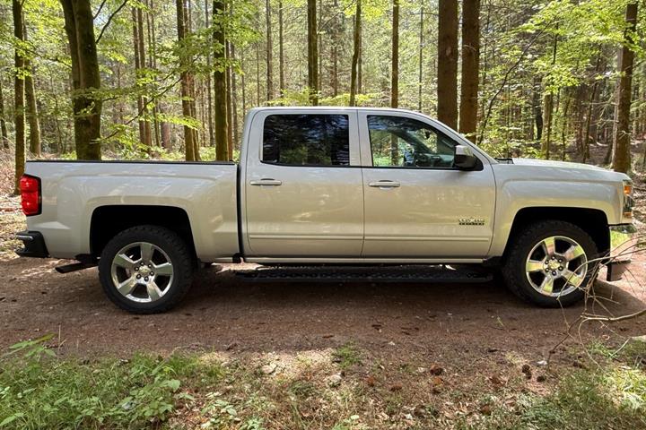 Sølv Chevrolet Silverado 1500 fra 2018 set udefra