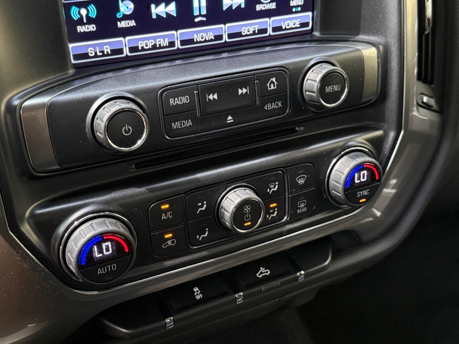Sølv Chevrolet Silverado 1500 fra 2018 set indefra