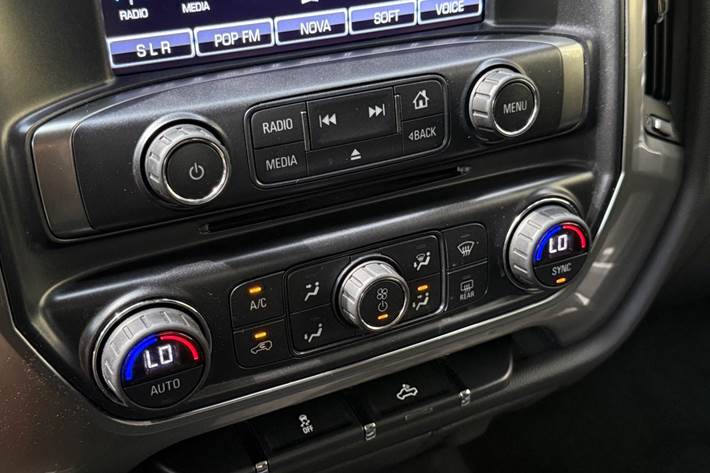 Sølv Chevrolet Silverado 1500 fra 2018 set indefra