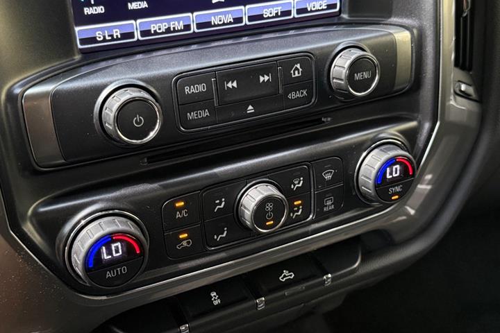 Sølv Chevrolet Silverado 1500 fra 2018 set indefra