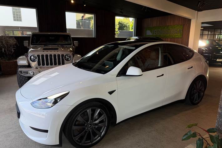 undefined Tesla Model Y fra 2024