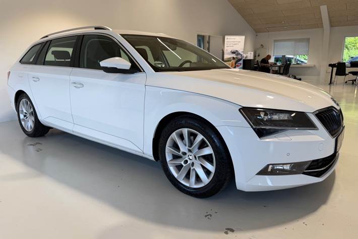 Hvid Skoda Superb fra 2016
