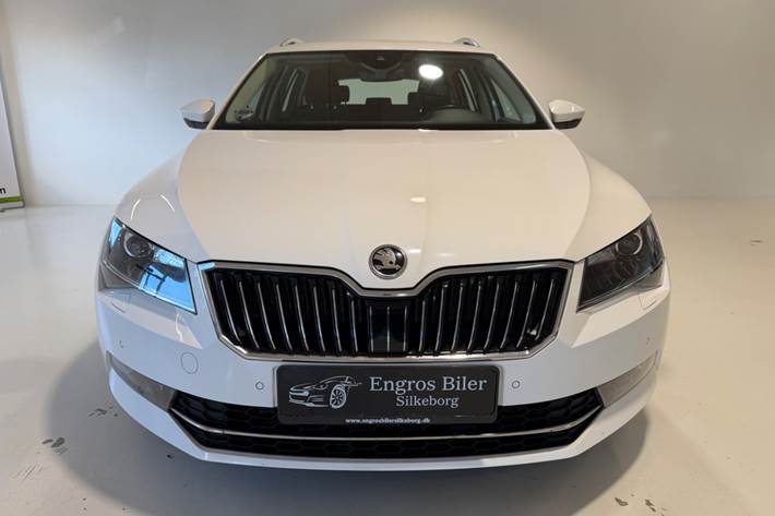 Hvid Skoda Superb fra 2016