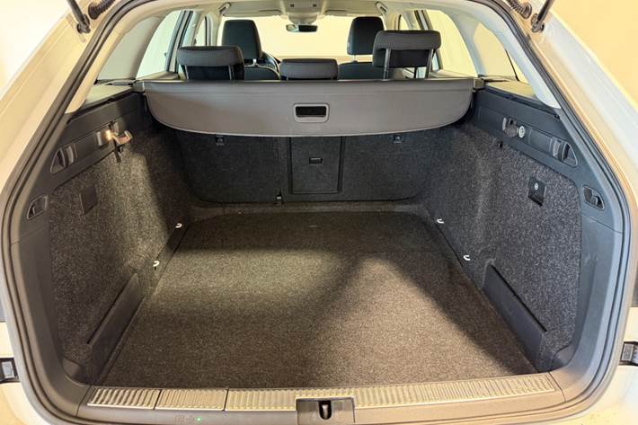 Hvid Skoda Superb fra 2016