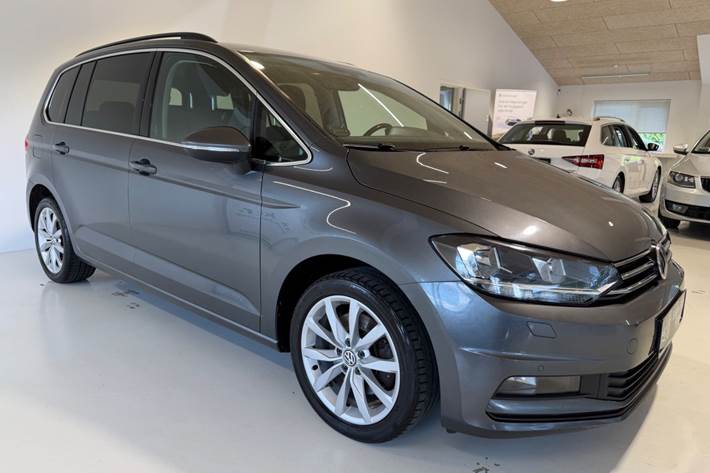 Grå VW Touran fra 2018