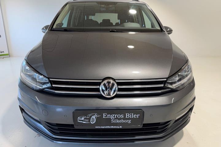 Grå VW Touran fra 2018