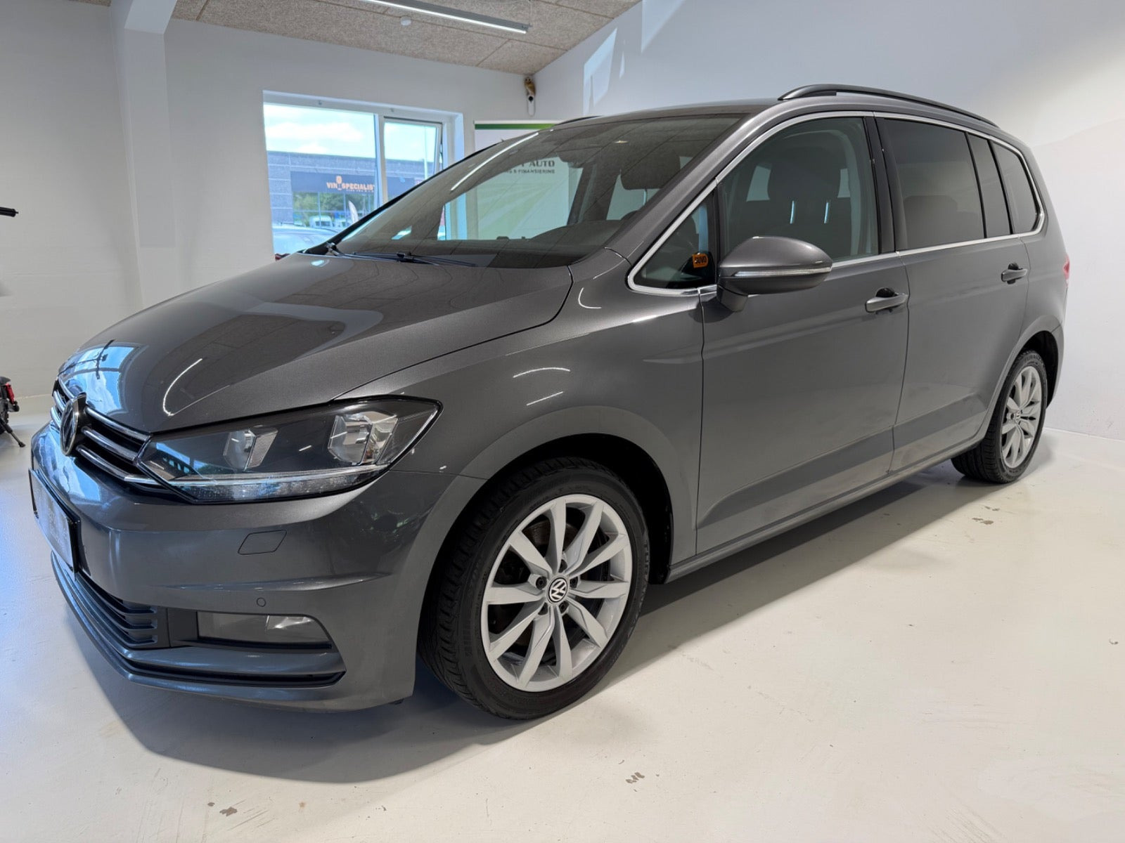 Grå VW Touran fra 2018