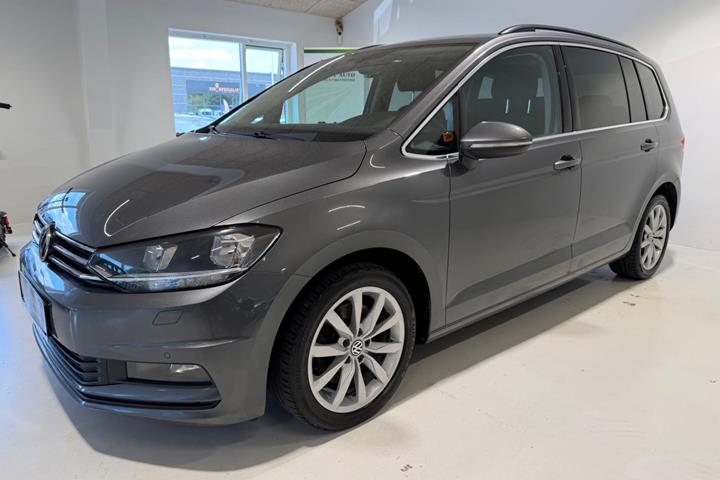 Grå VW Touran fra 2018