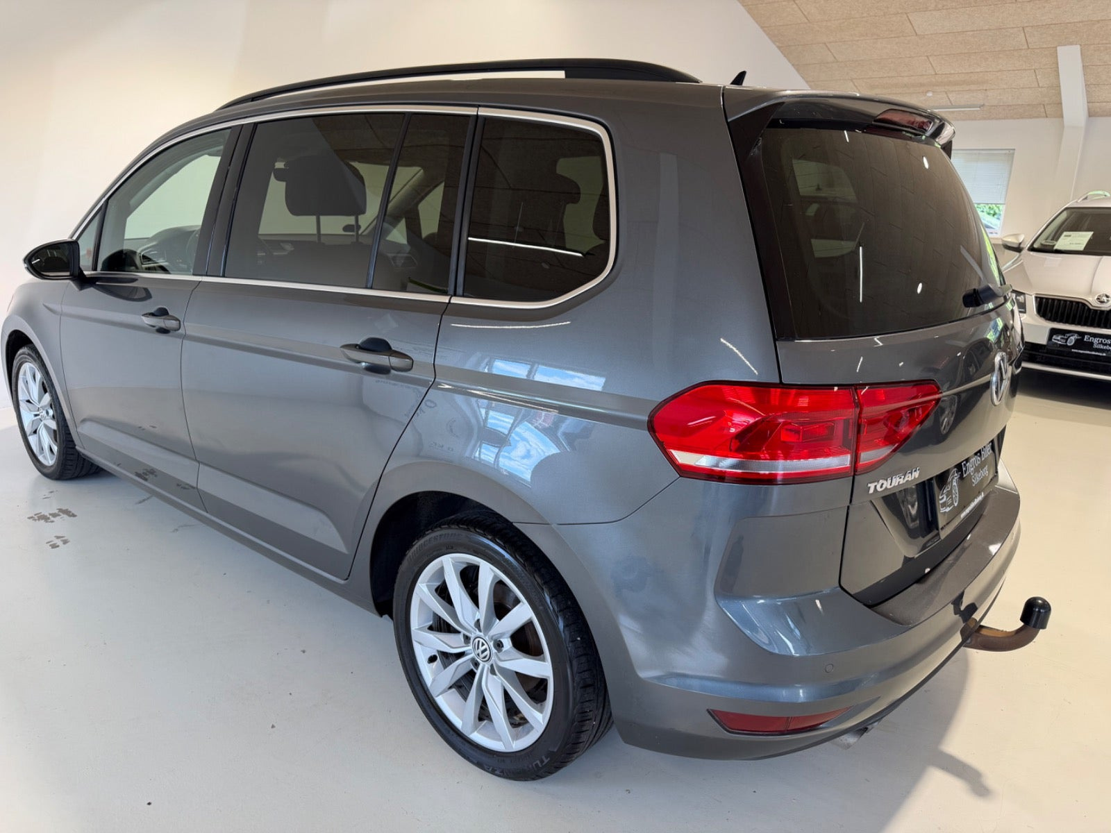 Grå VW Touran fra 2018
