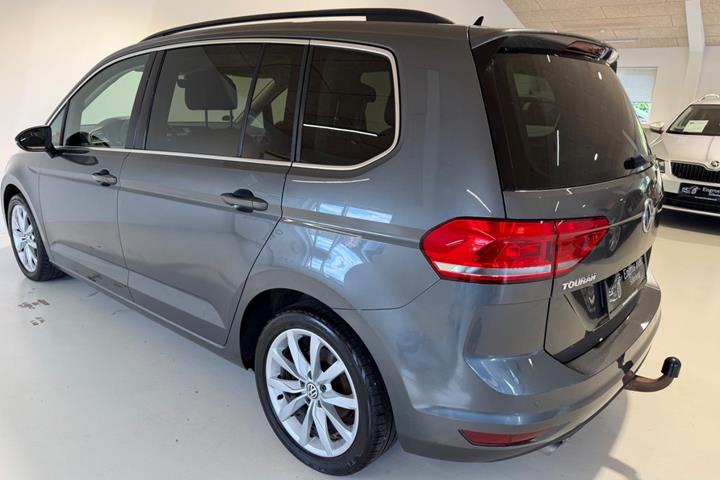 Grå VW Touran fra 2018