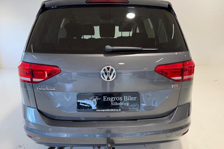 Grå VW Touran fra 2018