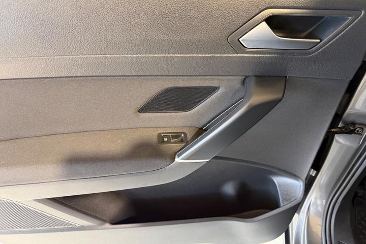 Grå VW Touran fra 2018