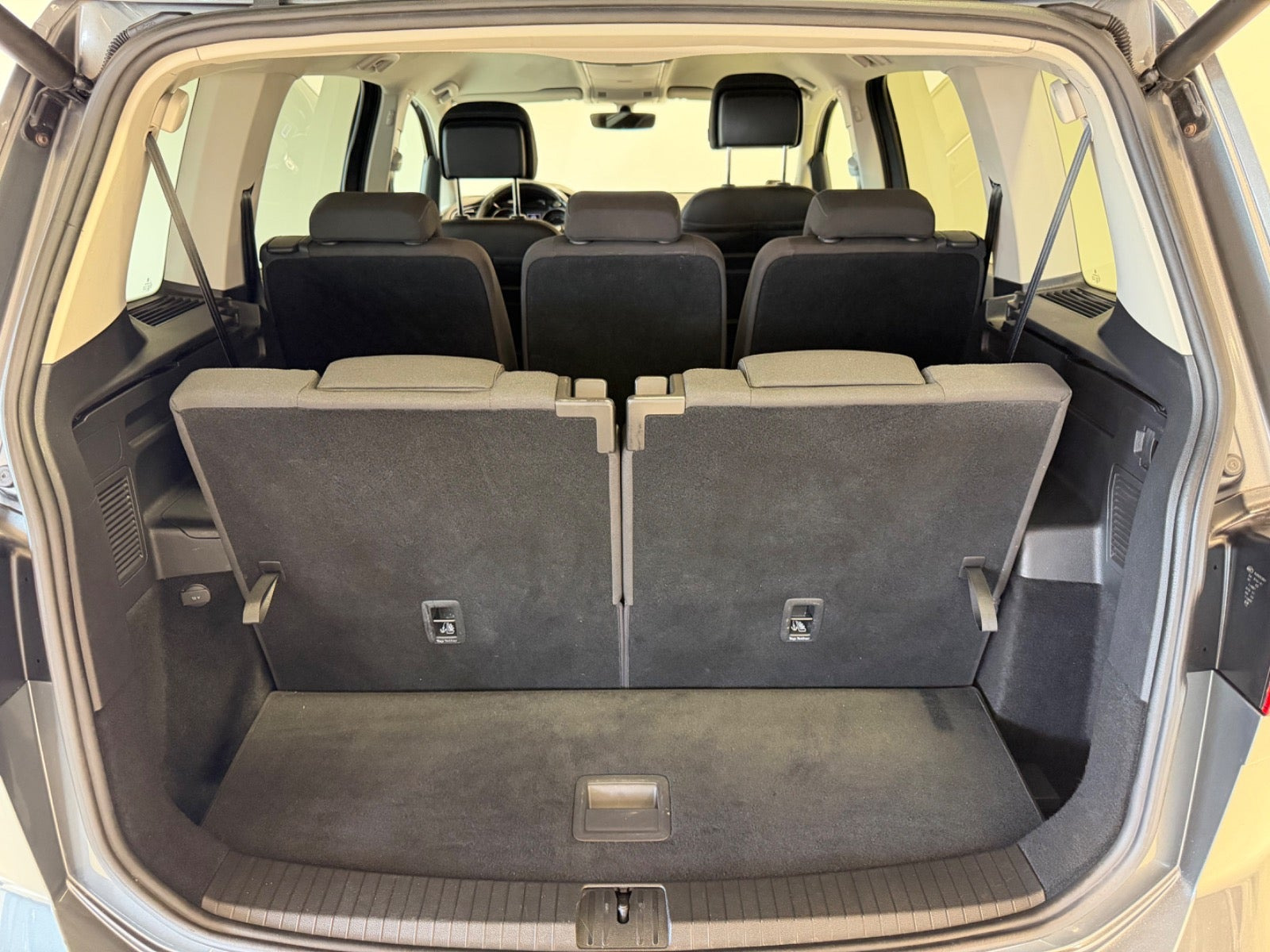 Grå VW Touran fra 2018