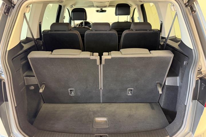 Grå VW Touran fra 2018