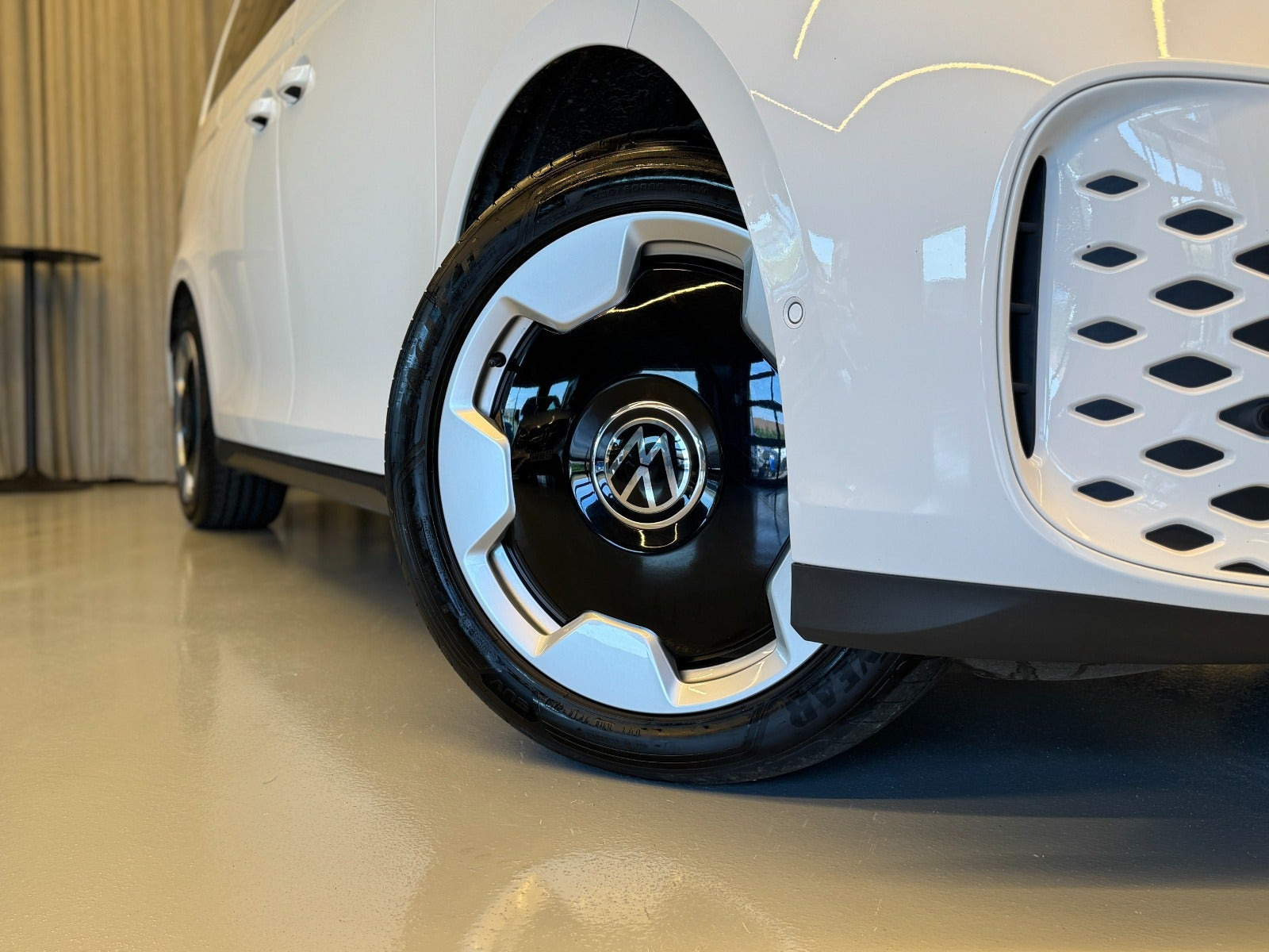 Hvid VW ID.Buzz fra 2023