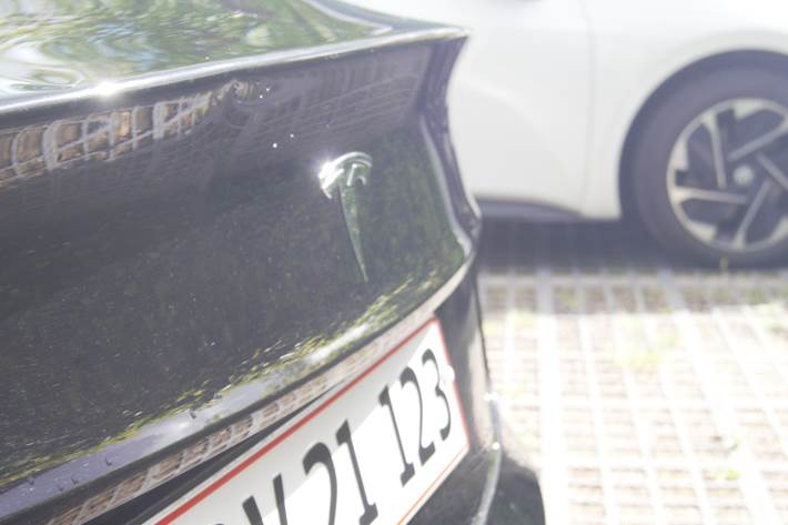 Sort Tesla Model 3 fra 2023