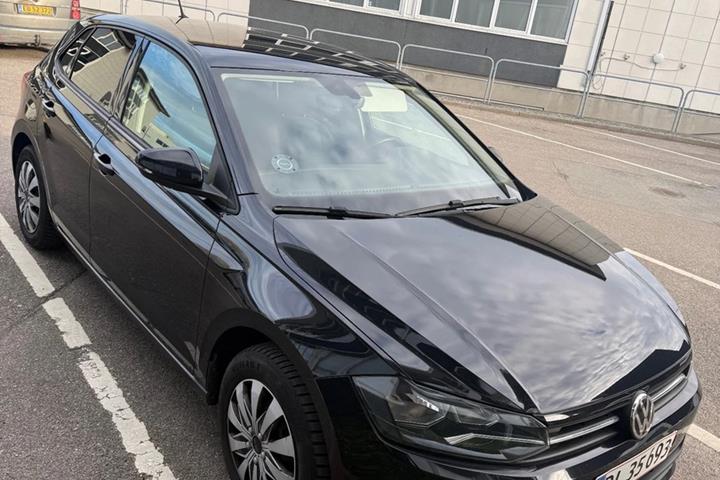 Sort VW Polo fra 2019 set udefra