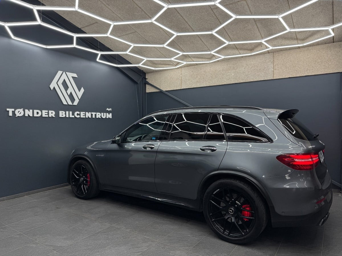 Rød Mercedes GLC63 fra 2018