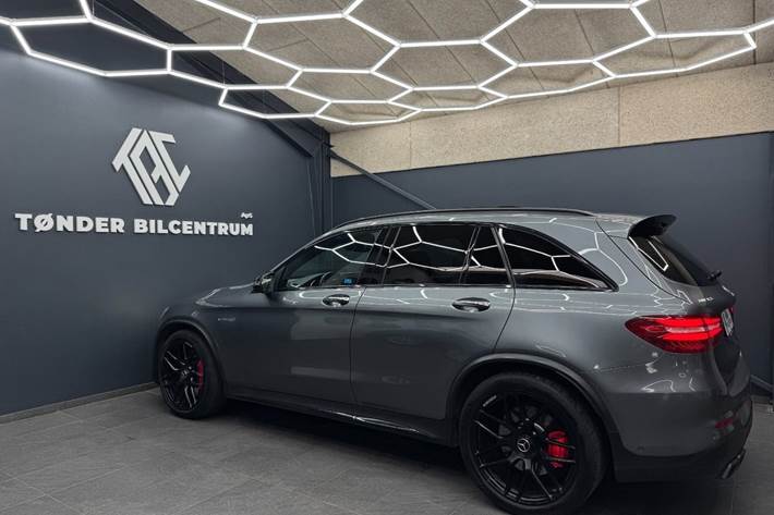 Rød Mercedes GLC63 fra 2018