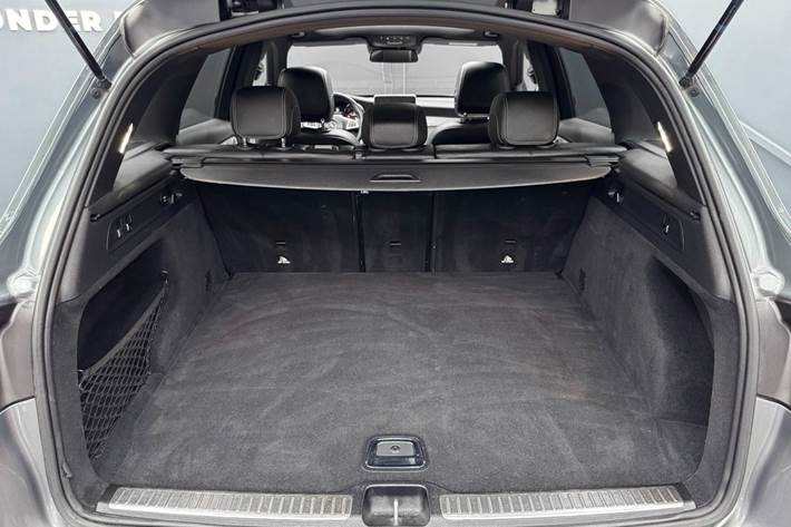 Rød Mercedes GLC63 fra 2018