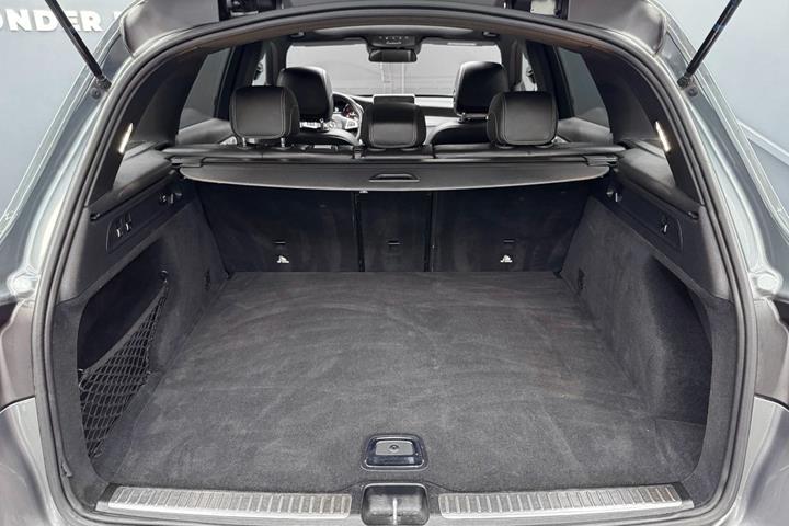 Rød Mercedes GLC63 fra 2018