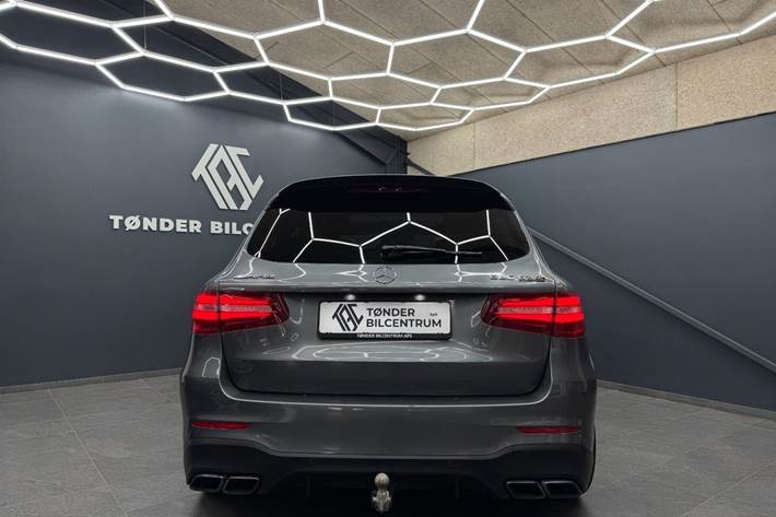 Rød Mercedes GLC63 fra 2018